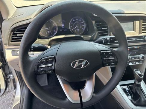Used 2020 Hyundai Elantra SE FWD image 15