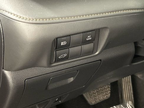 Used 2023 Toyota Highlander Bronze Edition FWD image 13