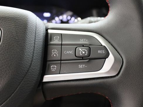 Used 2025 Jeep Compass Trailhawk AWD/4WD image 25