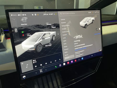 Used 2024 Tesla Cybertruck AWD Crew Cab image 23