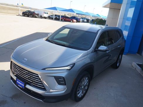Used 2025 Buick Enclave Preferred AWD/4WD image 13