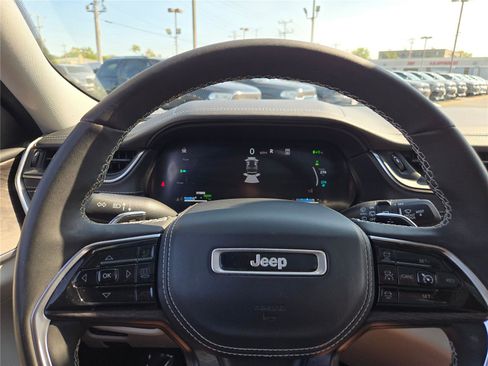 Used 2022 Jeep Grand Cherokee Overland w/ MOPAR Finishing Package image 36