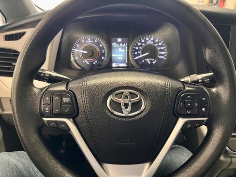 Used 2018 Toyota Sienna LE image 11