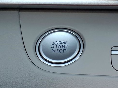 Certified 2025 Hyundai Elantra Limited FWD image 25