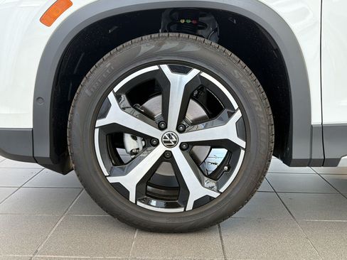 New 2026 Volkswagen Tiguan SE FWD image 12