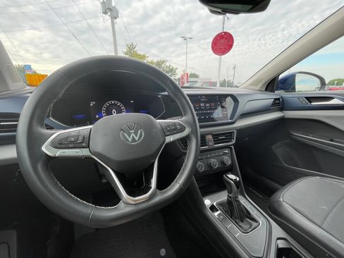 Used 2022 Volkswagen Taos SE w/ Panoramic Sunroof Package FWD image 9