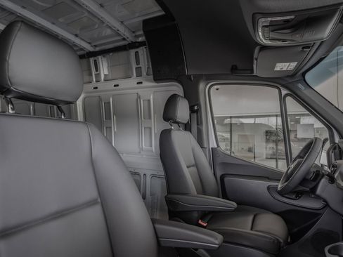 Used 2025 Mercedes-Benz Sprinter 2500 image 32