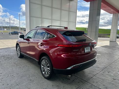 Used 2021 Toyota Venza XLE w/ Softex Package image 6