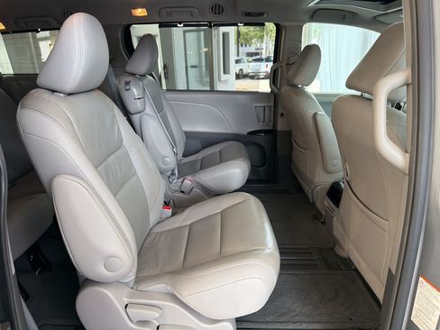Used 2016 Toyota Sienna XLE w/ XLE Navigation Package FWD image 31
