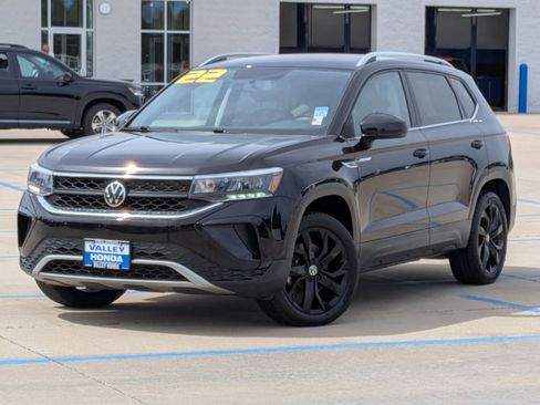 Used 2022 Volkswagen Taos SE FWD image 2