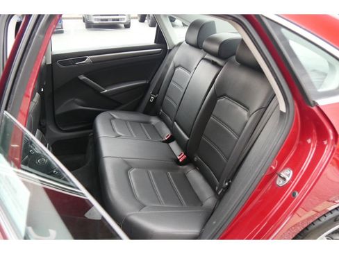 Used 2017 Volkswagen Passat 1.8T R-Line image 18