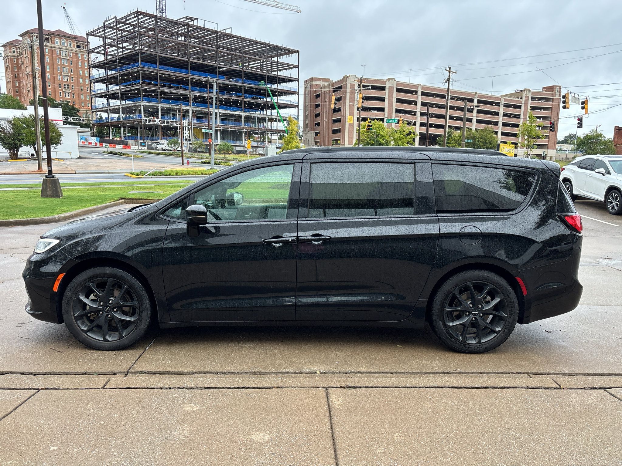 Used 2025 Chrysler Pacifica Limited FWD image 5