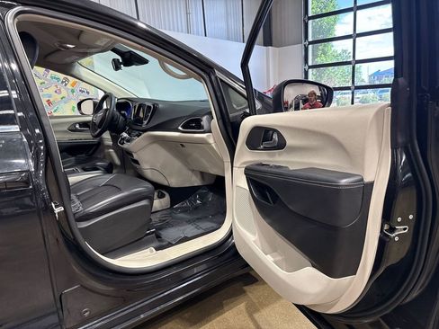 Used 2023 Chrysler Pacifica Touring-L FWD image 56