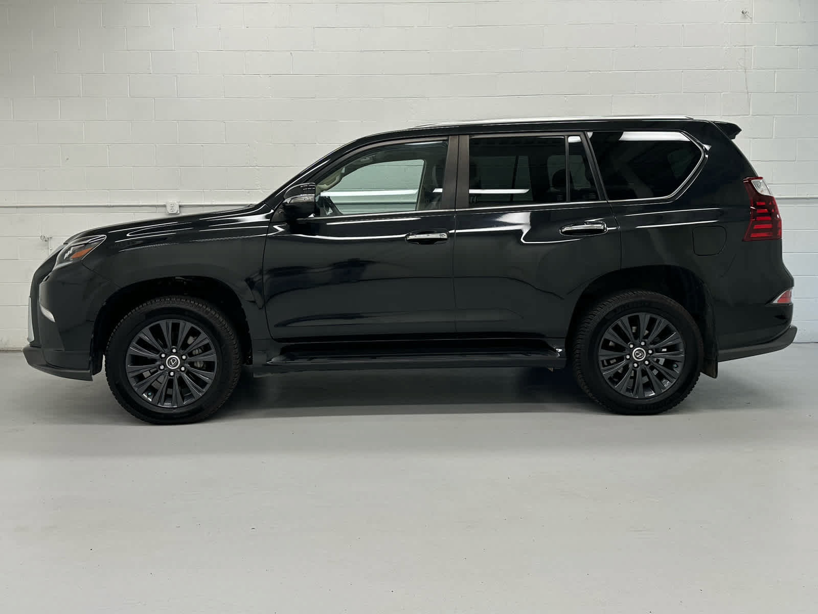 Used 2022 Lexus GX 460 Luxury w/ Sport Design Package AWD/4WD image 3