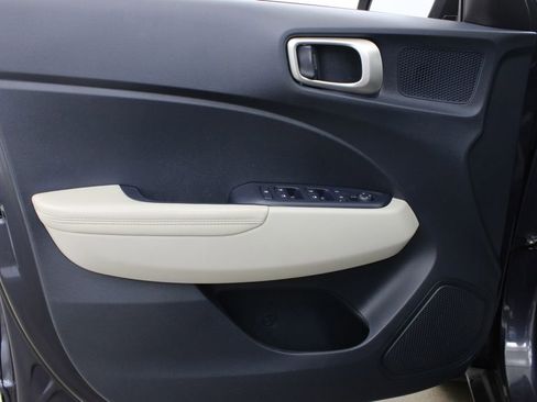 Used 2024 Hyundai Venue Limited FWD image 17