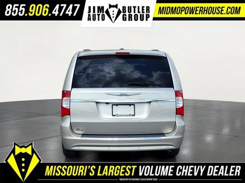 Used 2015 Chrysler Town & Country Touring-L FWD image 4