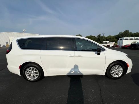 New 2026 Chrysler Pacifica Select FWD image 2