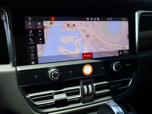 Certified 2025 Porsche Macan AWD/4WD image 17