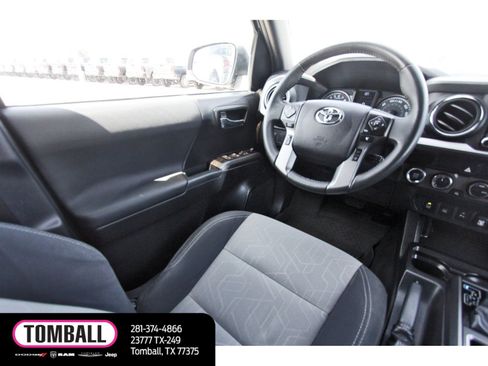 Used 2021 Toyota Tacoma TRD Off-Road w/ Technology Package AWD/4WD image 9