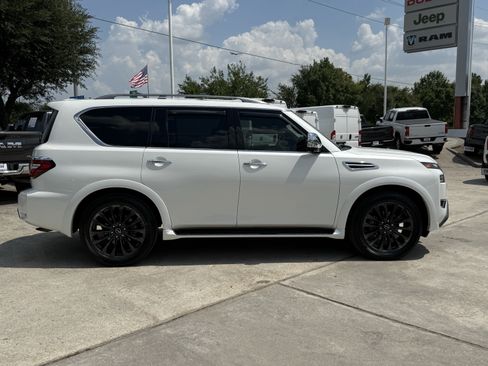 Used 2024 Nissan Armada Platinum w/ Captain's Chairs Package RWD image 3
