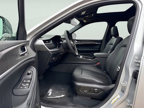 New 2025 Jeep Grand Cherokee L Limited w/ Luxury Tech Group II image 24