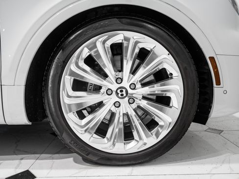 Used 2023 Bentley Bentayga Azure image 17