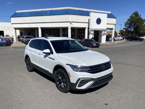 Used 2023 Volkswagen Tiguan SE FWD image 3