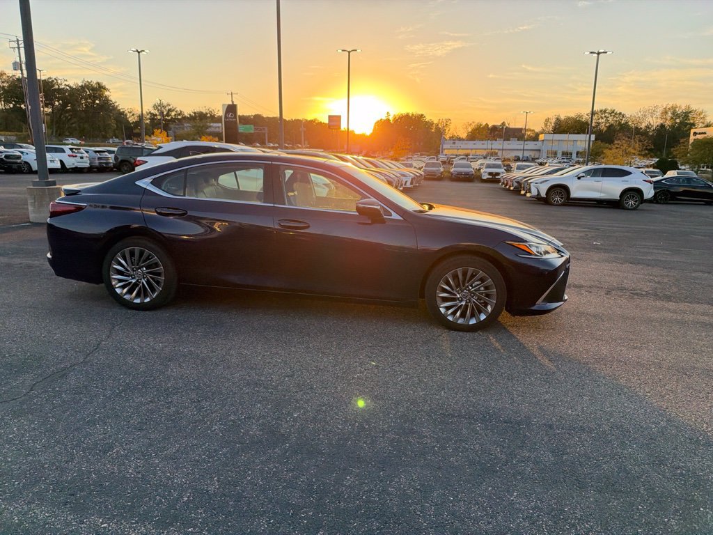 Used 2025 Lexus ES 350 w/ Luxury Package FWD image 12
