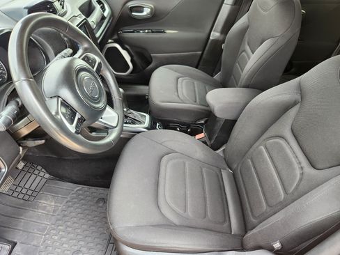 Used 2018 Jeep Renegade Latitude AWD/4WD image 9