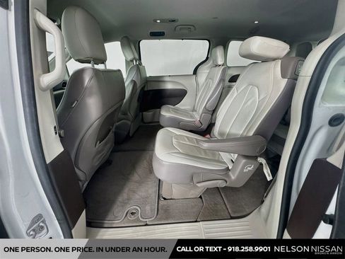 Used 2017 Chrysler Pacifica Touring-L FWD image 24