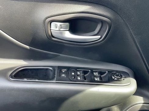 Used 2022 Jeep Renegade Latitude AWD/4WD image 25