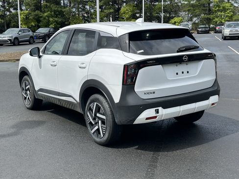 Used 2025 Nissan Kicks SV FWD image 9