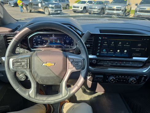 Used 2024 Chevrolet Silverado 1500 LT w/ Z71 Off-Road Package AWD/4WD image 13