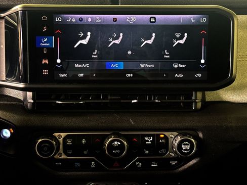Used 2024 Jeep Wrangler Unlimited w/ Convenience Group AWD/4WD image 20