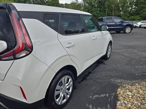 Certified 2023 Kia Soul LX FWD image 3