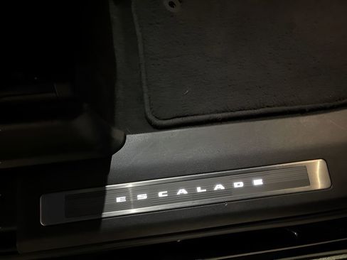 Used 2023 Cadillac Escalade ESV Premium Luxury Platinum image 14