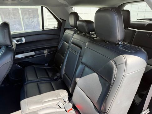 Used 2023 Ford Explorer XLT w/ Equipment Group 202A RWD image 18