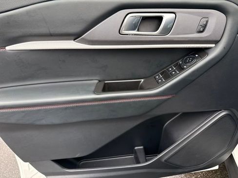 Used 2025 Ford Explorer ST-Line w/ ST-Line Street Pack image 9