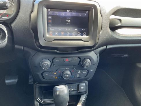 Used 2018 Jeep Renegade Latitude FWD image 20