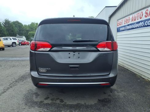 Used 2017 Chrysler Pacifica Touring-L Plus w/ Advanced Safetytec Group FWD image 4