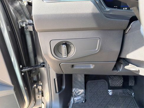 Used 2023 Volkswagen Tiguan SE image 18