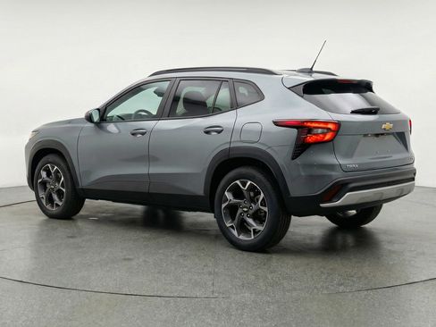 Used 2025 Chevrolet Trax LT w/ LT Convenience Package image 6