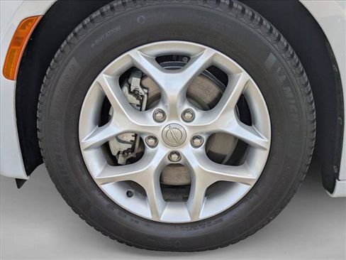 Used 2020 Chrysler Pacifica Limited FWD image 27
