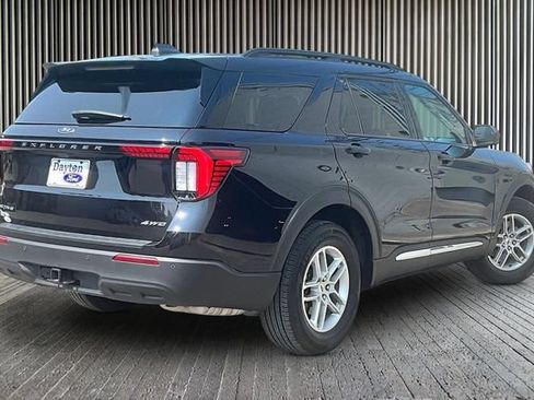 Used 2025 Ford Explorer Active AWD/4WD image 2