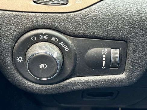 Used 2018 Jeep Cherokee Latitude w/ Altitude Package AWD/4WD image 23