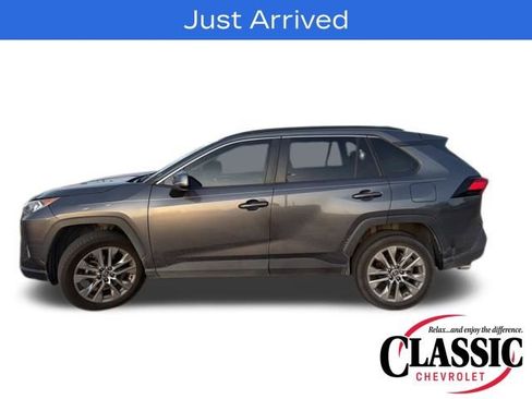 Used 2021 Toyota RAV4 XLE Premium image 17