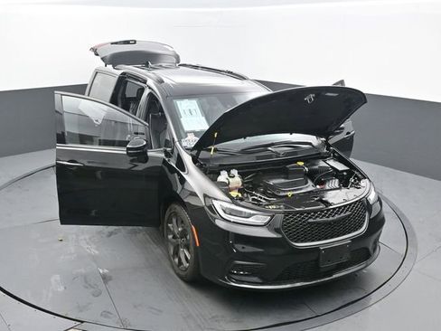 Used 2025 Chrysler Pacifica Limited image 70