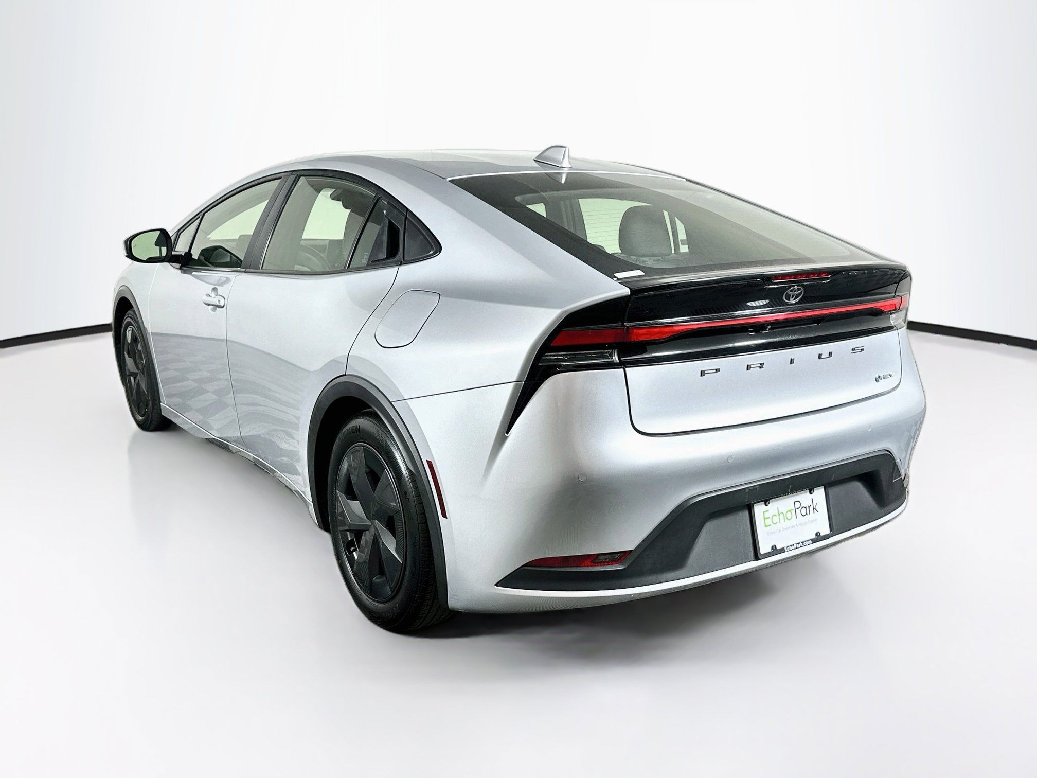 Used 2025 Toyota Prius LE FWD image 5
