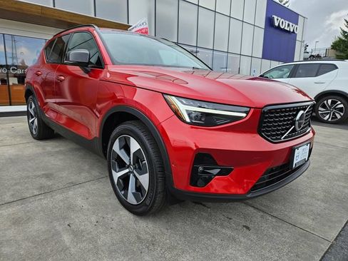Certified 2024 Volvo XC40 B5 Plus w/ Protection Package Premier AWD/4WD image 3