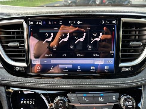 New 2025 Chrysler Pacifica Select image 24